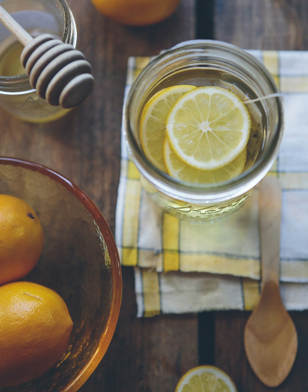 récipient en verre transparent avec tranches de citron