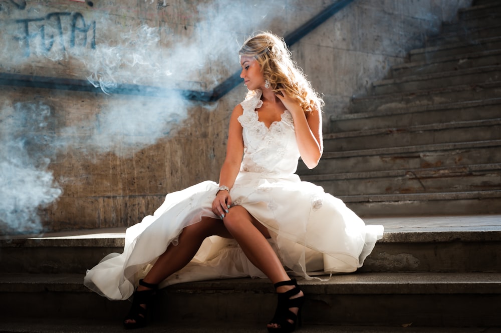 mujer con vestido blanco sentada en revolver