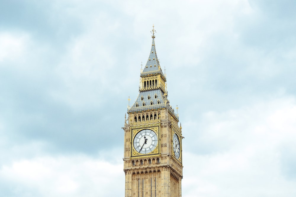 Elizabeth's Tower at 11:35 during daytime