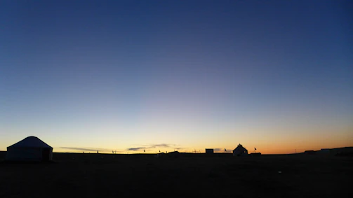 A quiet moment in Ganjno2’s barren land at sunset, highlighting the serene event space.