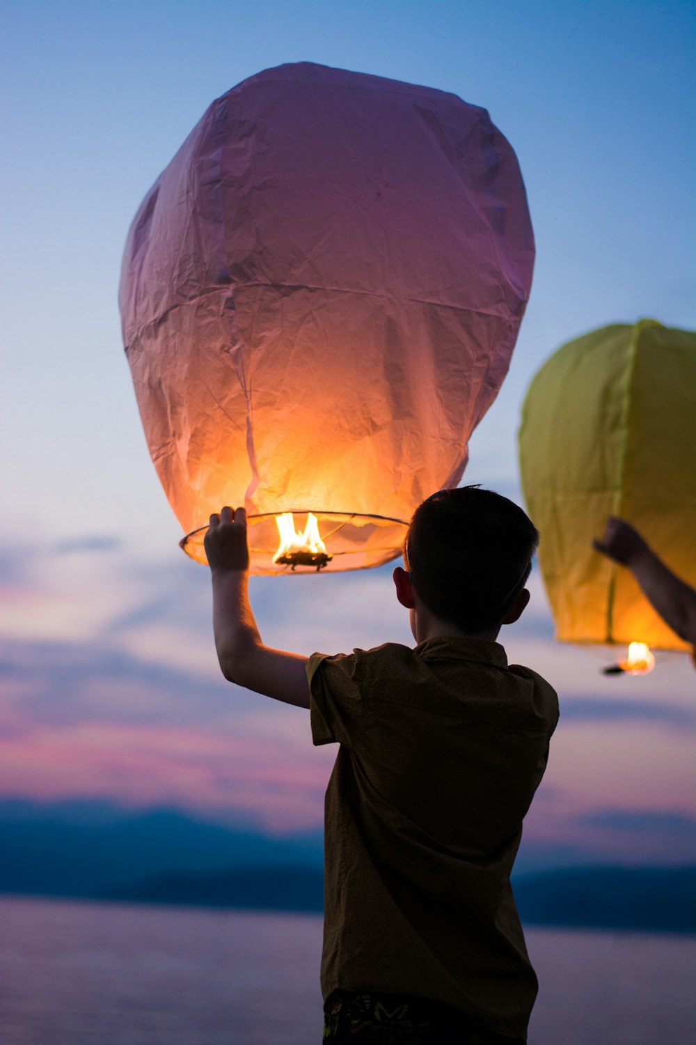 Persona que sostiene un globo amarillo inflamable