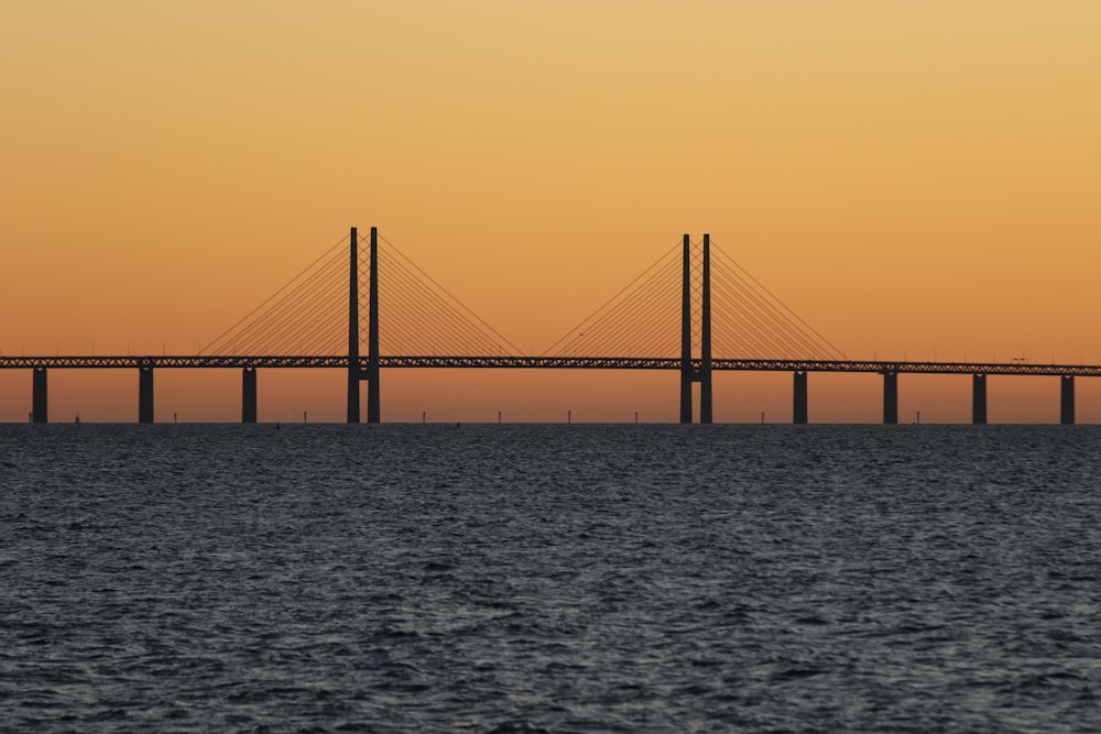 pont au coucher du soleil avec plan d’eau