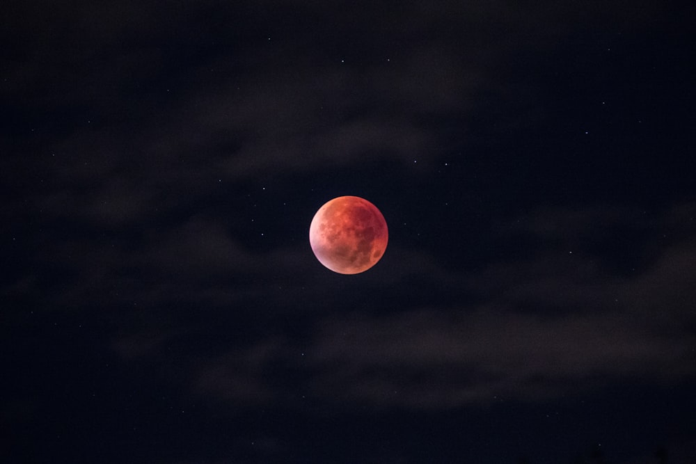 Lune de sang pendant la nuit