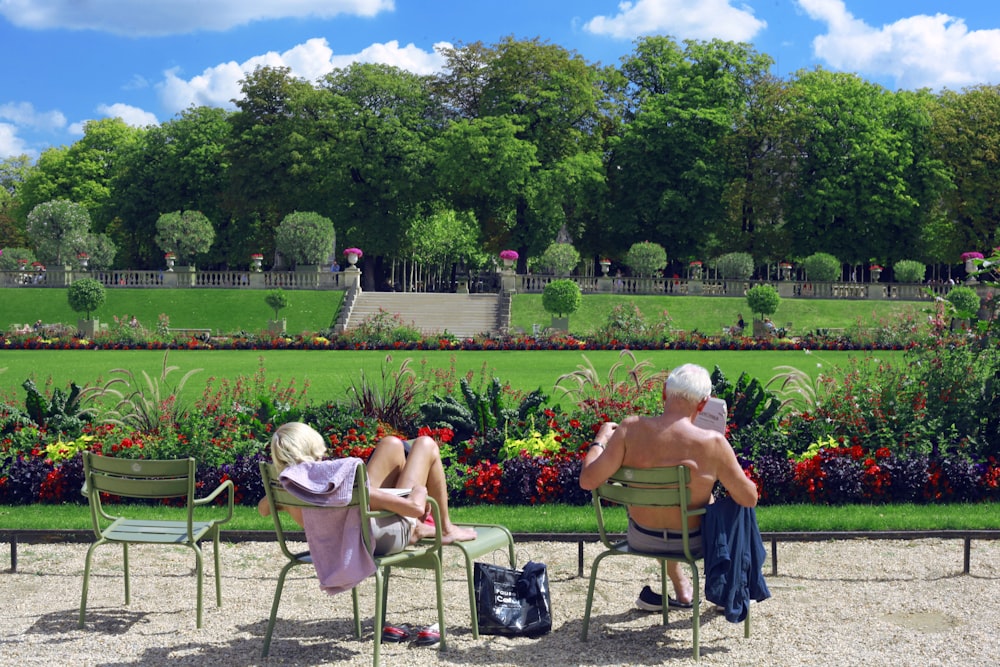 homme assis sur le livre de lecture de chaise verte