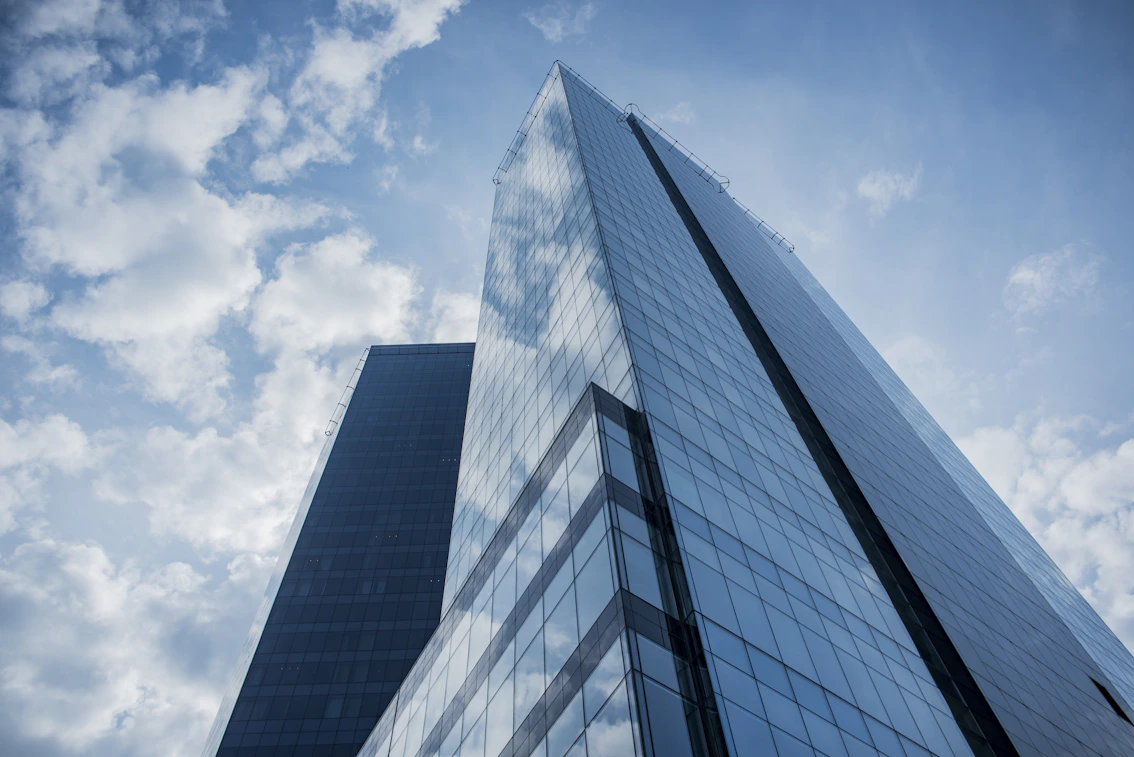 Edifício corporativo espelhado