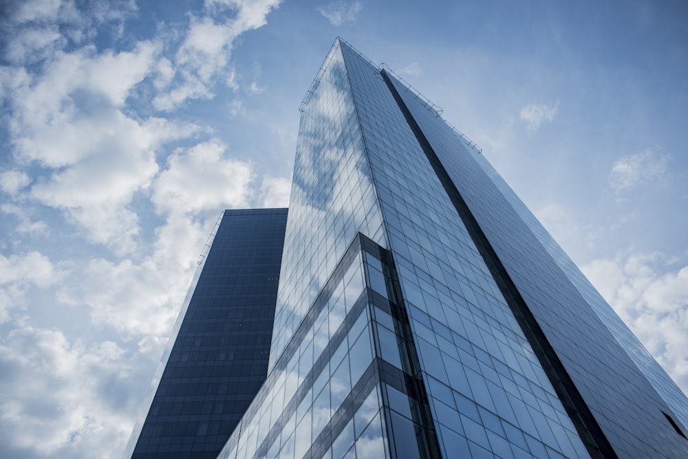 Foto de ángulo bajo de un edificio de gran altura