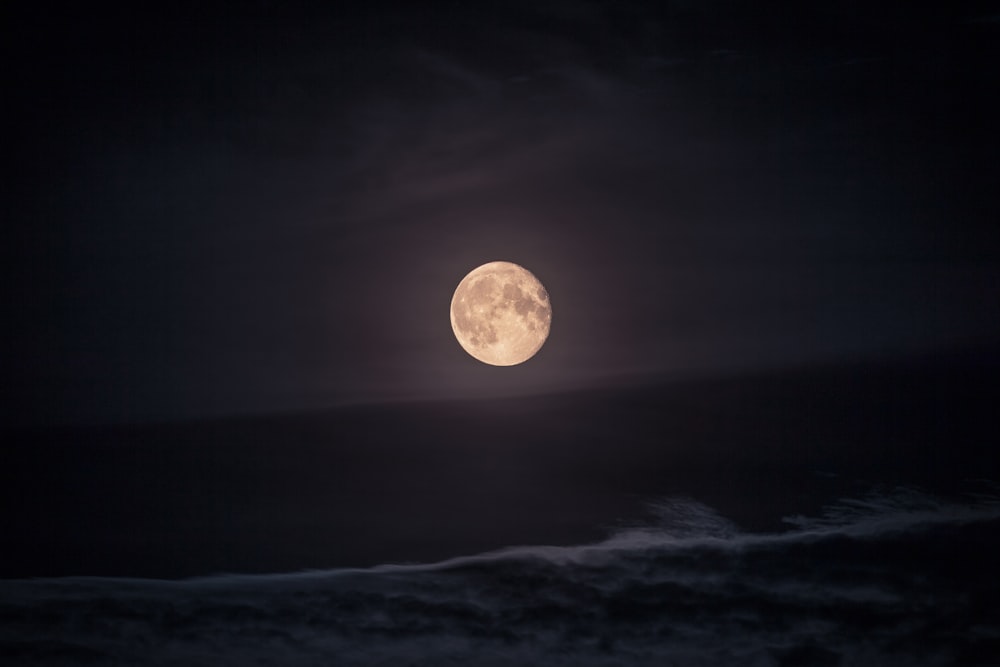 fotografia da lua durante a noite