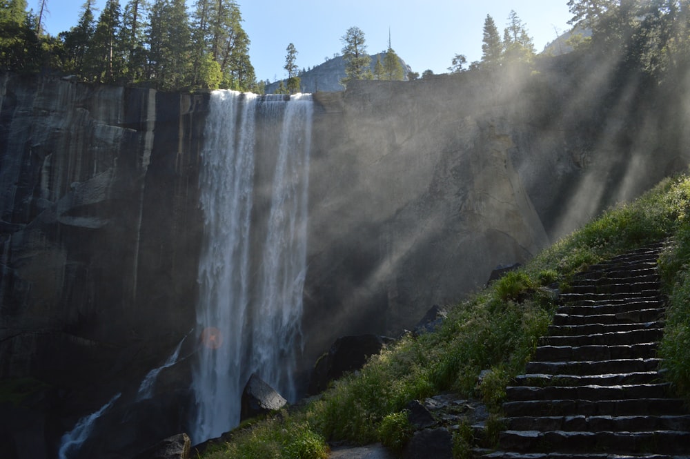 Escaleras artificiales cerca de cascadas