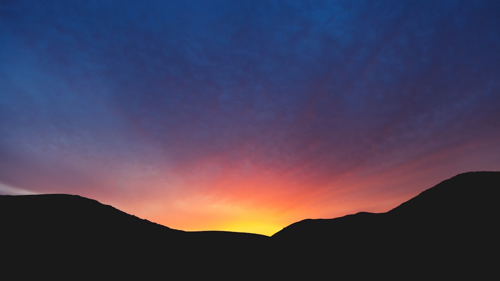 Photographie de silhouette de collines