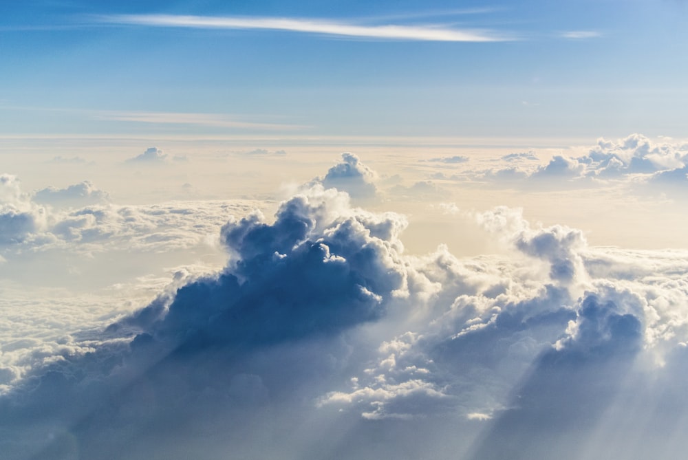 Weiße Wolken tagsüber