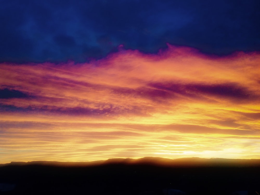 Fotografia timelapse della nube di cumulonembi durante l'ora d'oro