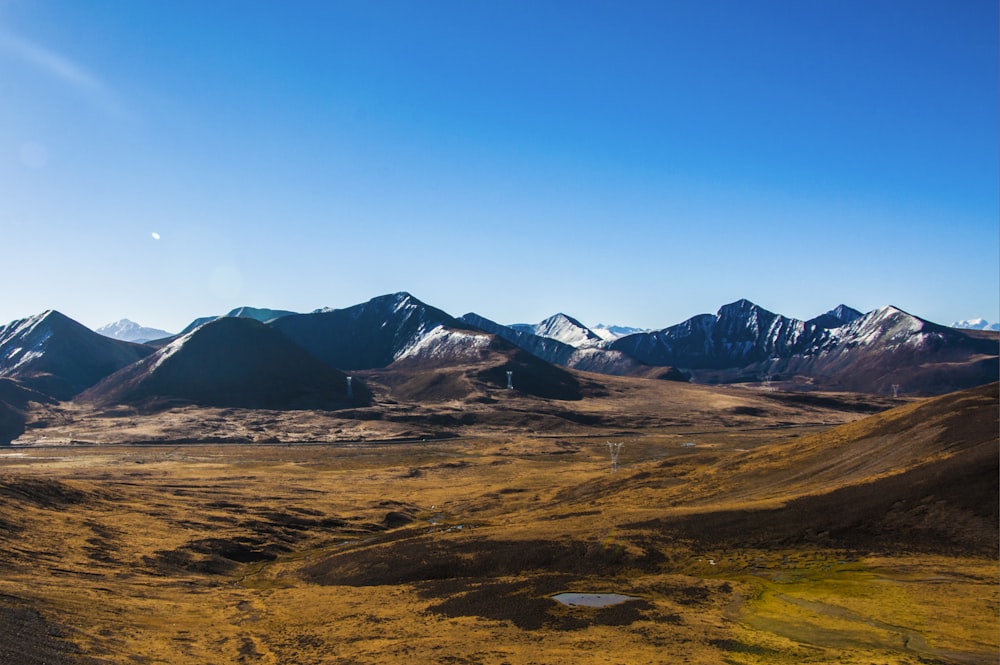 Photographie aérienne d’une chaîne de montagnes enneigée