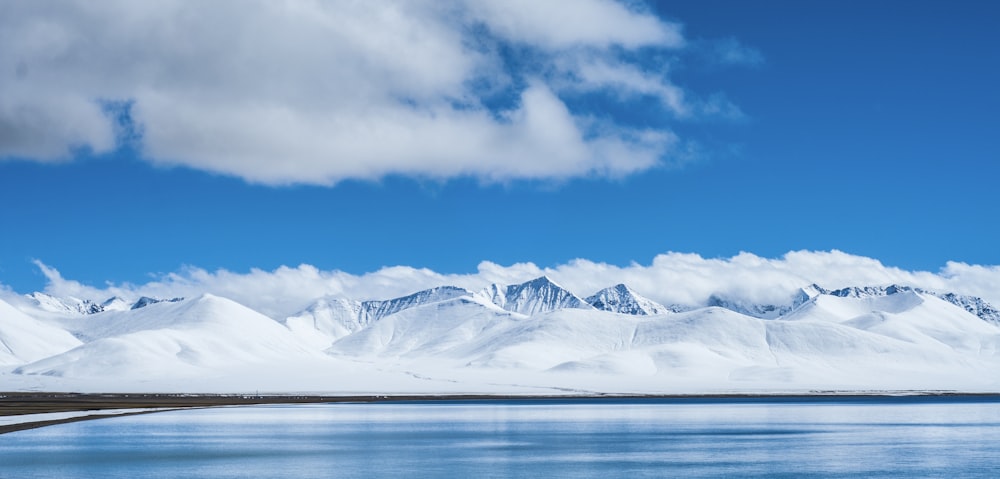 montanha coberta de neve