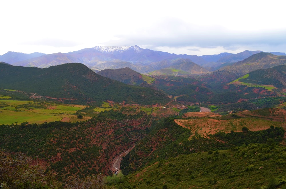 Fotografía de paisaje de carretera que conduce a las montañas