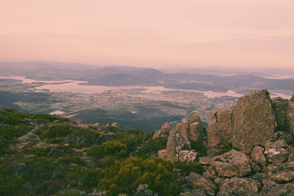 Rocas marrones en la cima de la montaña