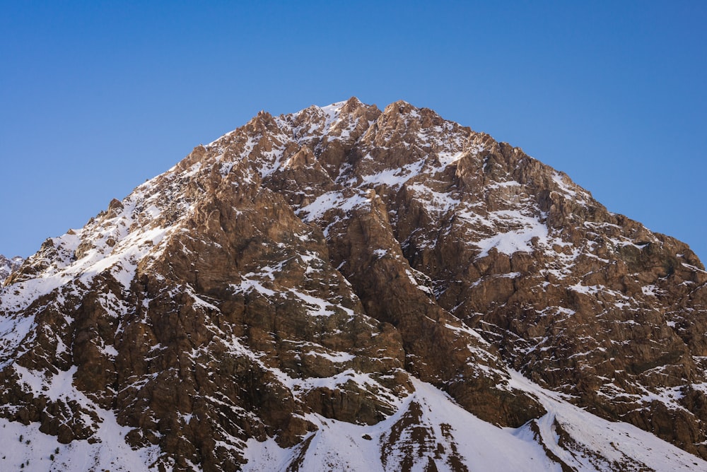 昼間の茶色の雪をかぶった山の接写写真