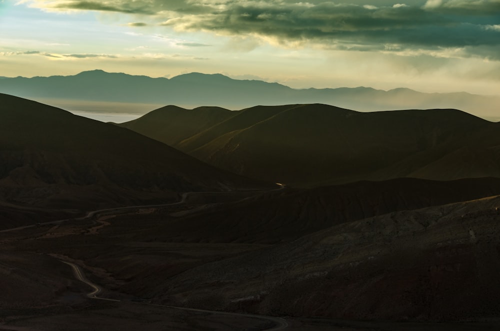 積雲下の山脈付近の草原のパノラマ撮影