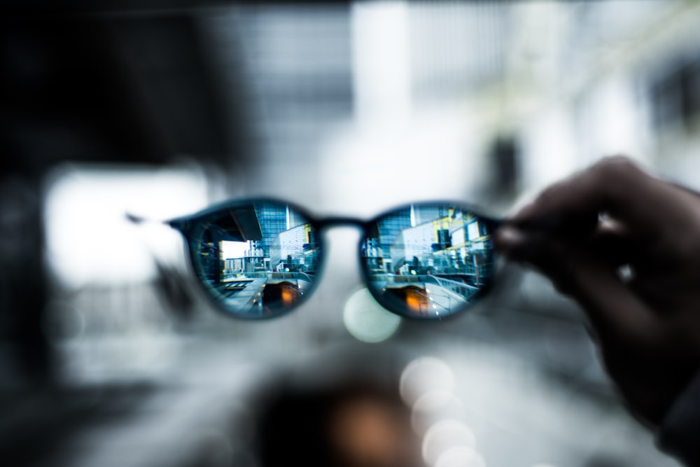 Foto mit flachem Fokus der Sonnenbrille