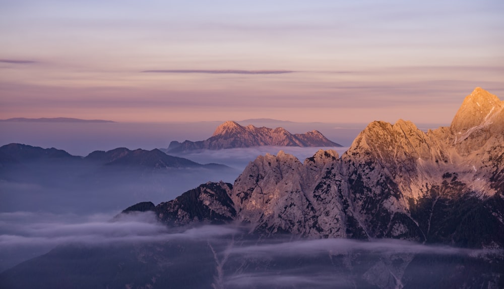 montagne di neve durante l'alba