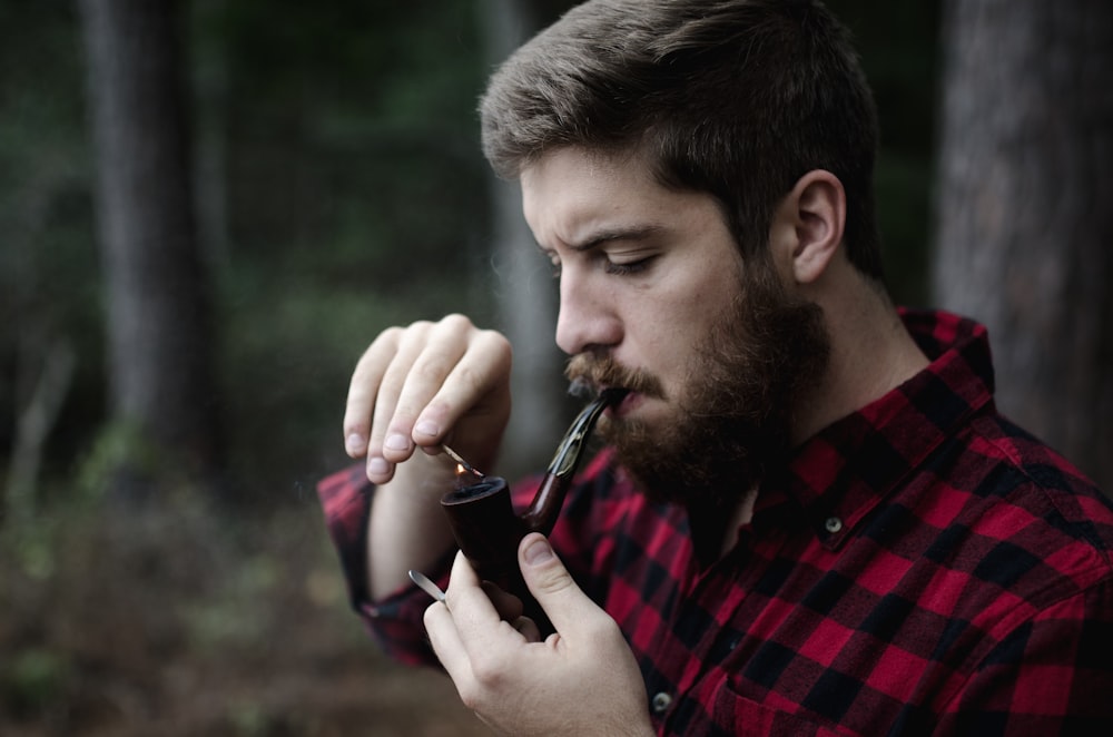 uomo che fuma la pipa da fumo