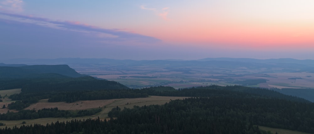 foto silhouette di montagne