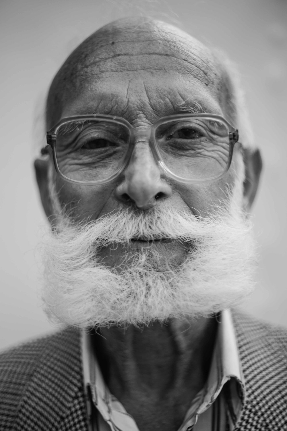 안경을 쓴 남자의 회색조 사진