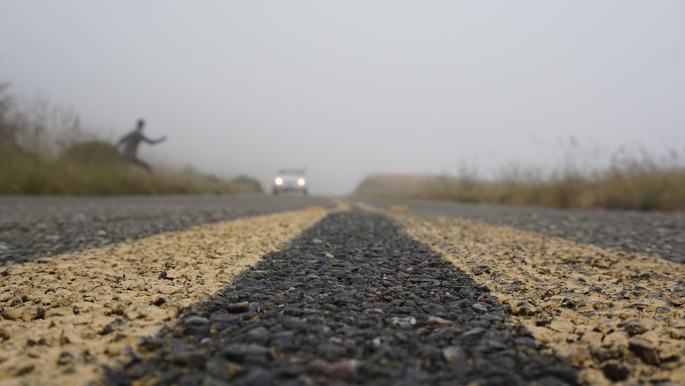 Mann steht neben der Autobahn