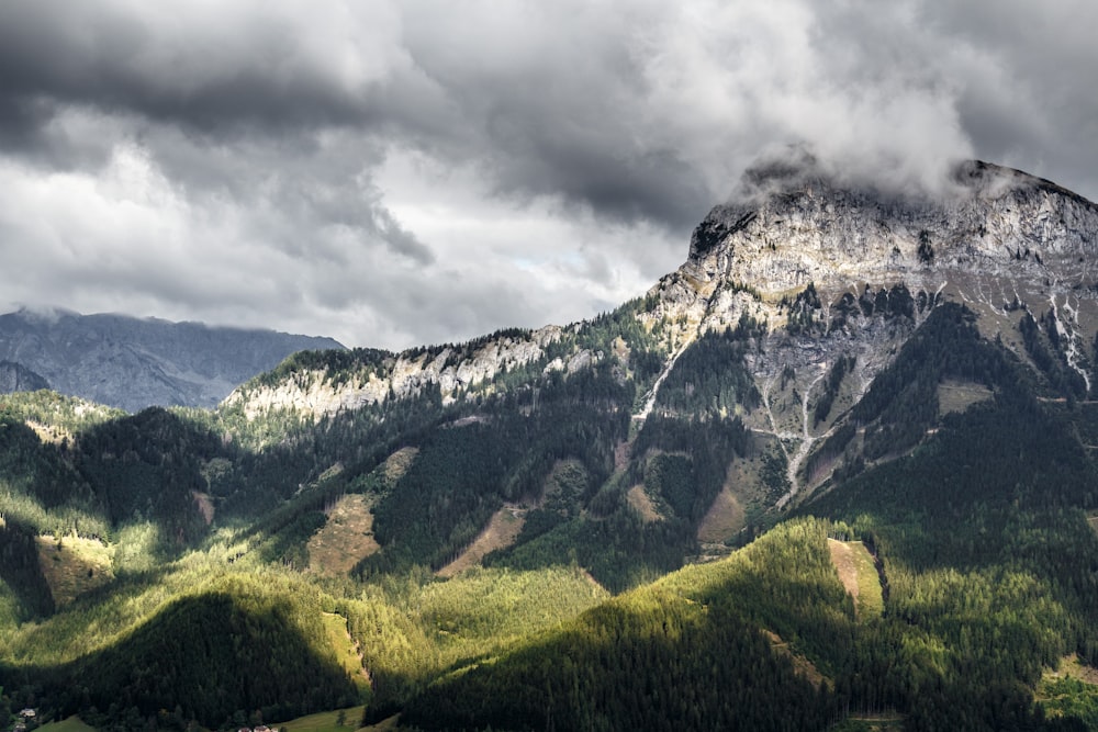 Wolken bedecken den Gipfel des Berges