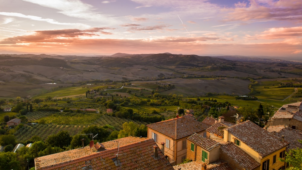 Photographie aérienne d’un manoir près d’un champ d’herbe