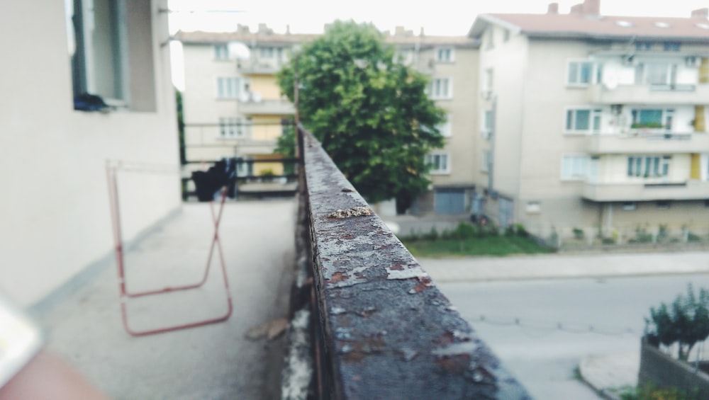 Blick auf ein Gebäude von einem Balkon aus