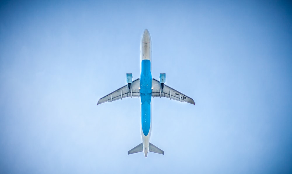 青い民間航空機のローアングル写真