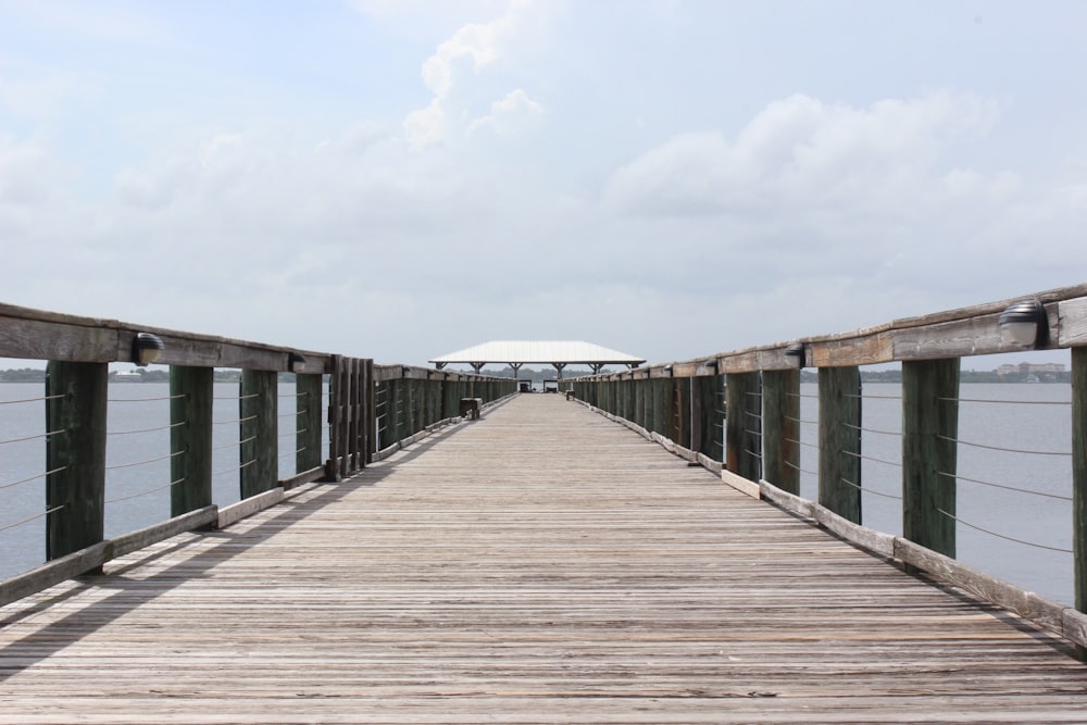 Zeitrafferfotografie einer Holzbrücke unter bewölktem Himmel