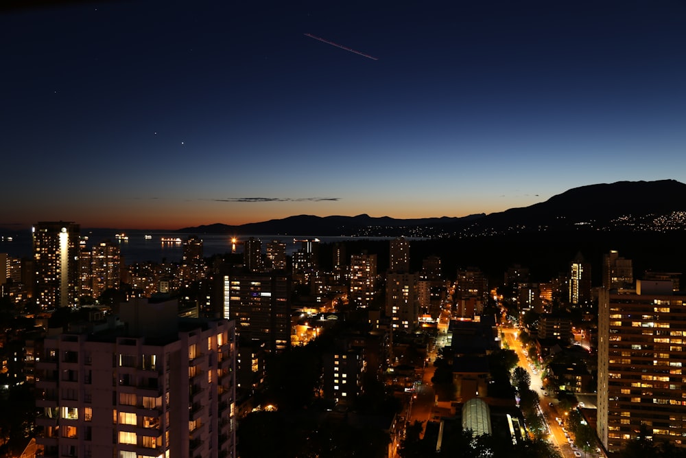 Skyline da cidade iluminada durante a noite