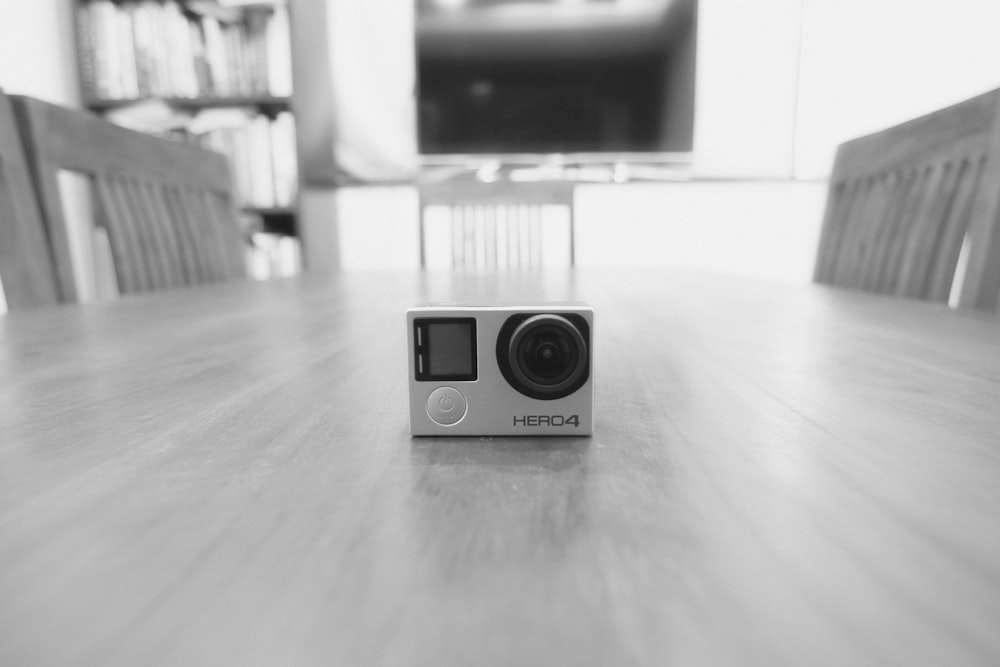 Une caméra GoPro Hero4 posée sur une table de cuisine.