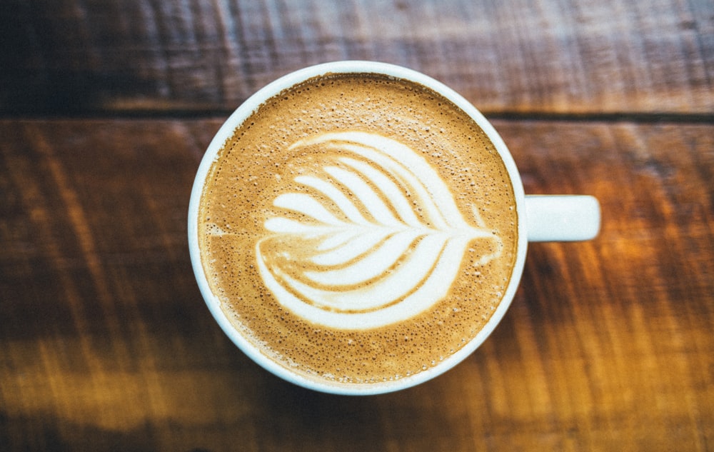 Capuchino auf weißem Keramikbecher