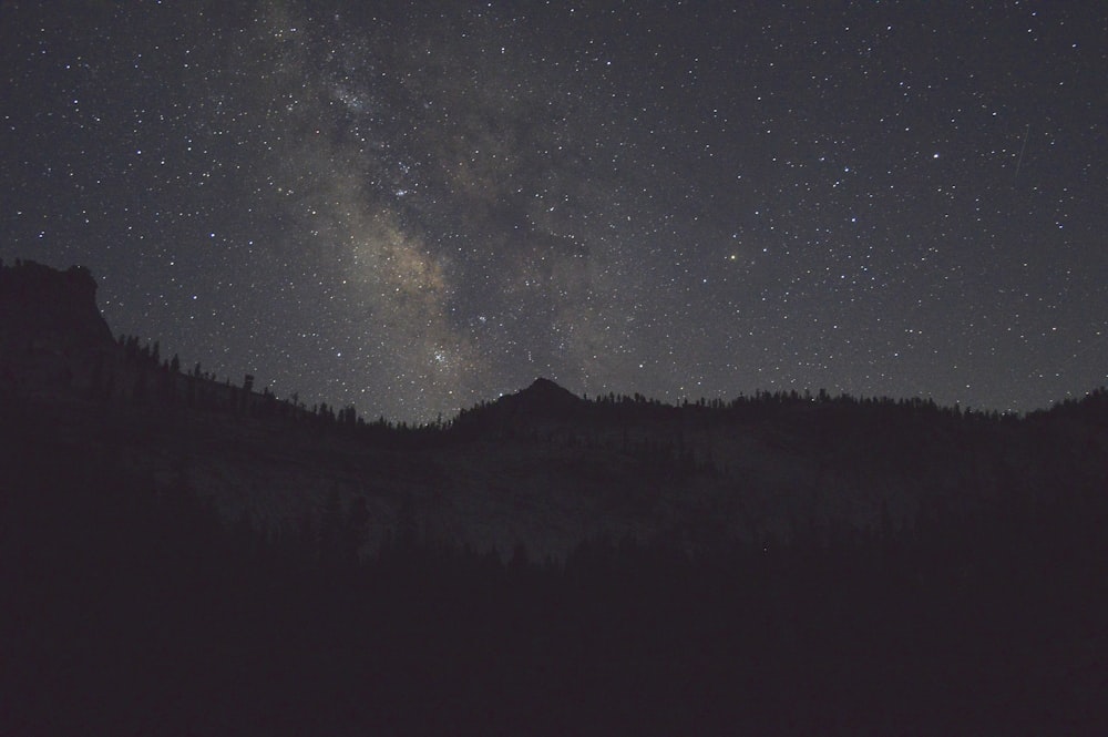 silueta de una montaña durante la noche