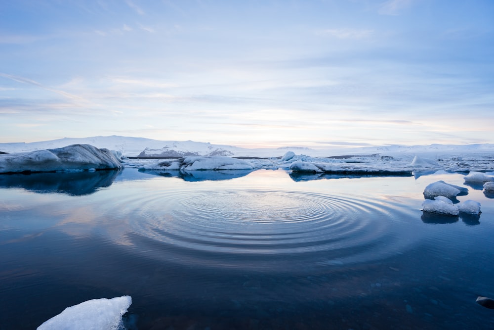 corpo de água entre icebergs