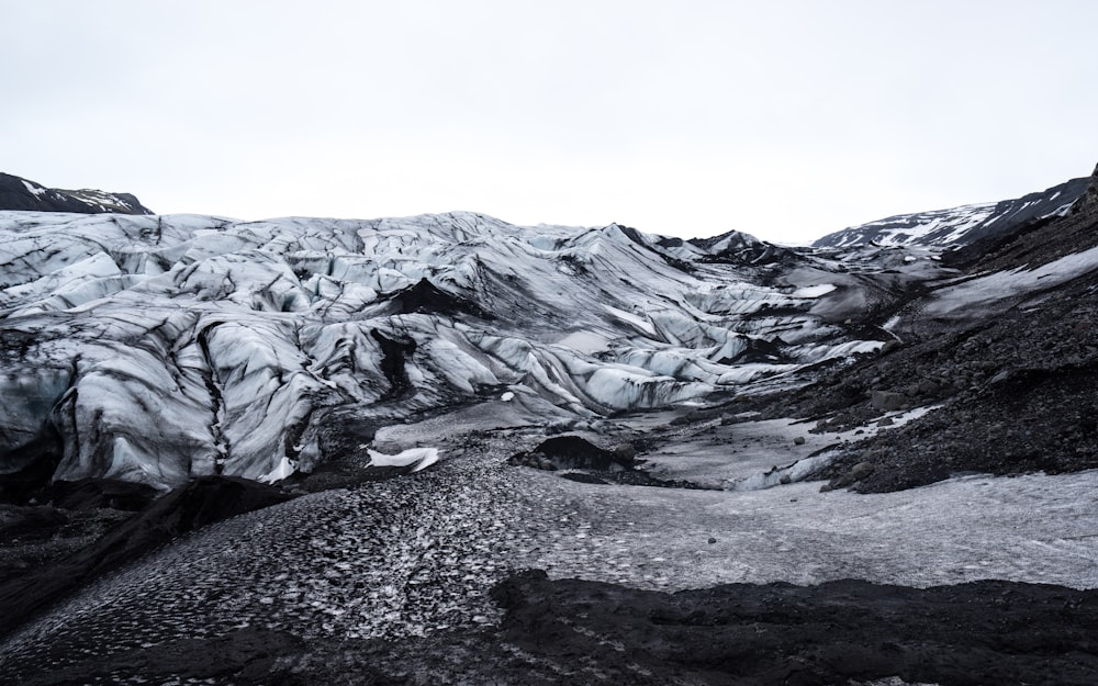 Photo en niveaux de gris de montagnes