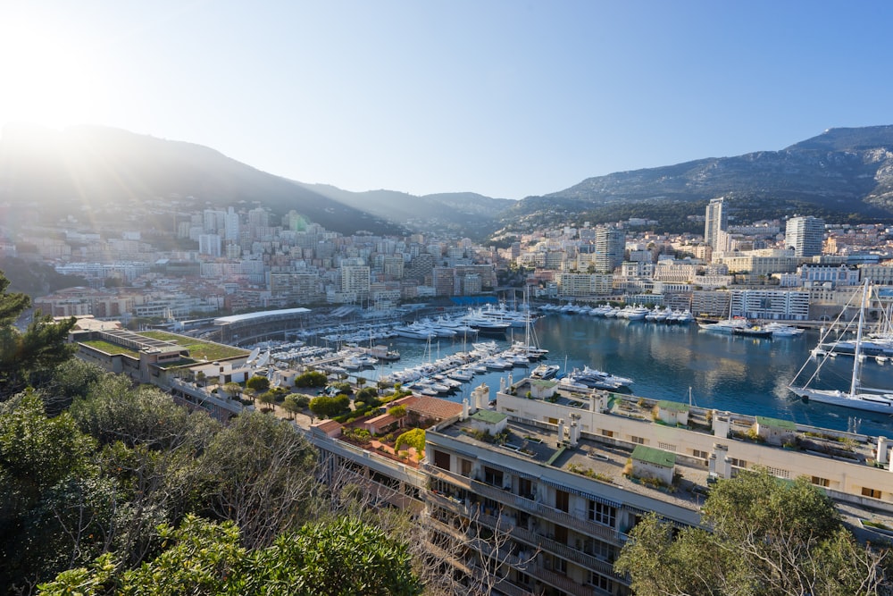 Attracco delle barche vicino alla città