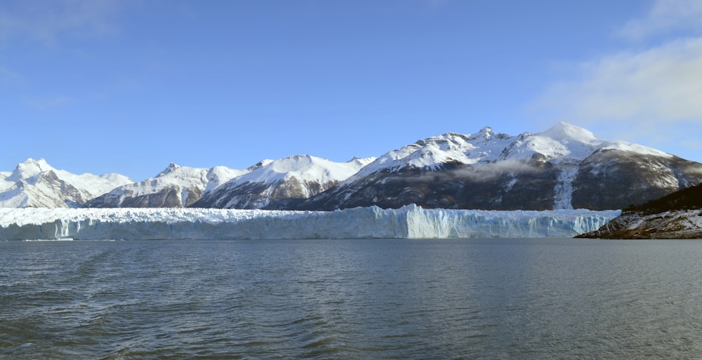 Fotografia de paisagem do derretimento do iceberg durante o dia