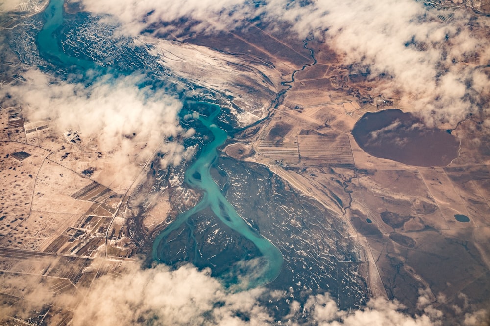 Photographie aérienne de la rivière