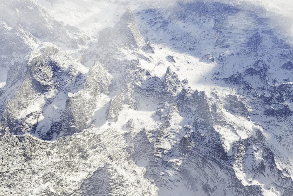 Fotografía aérea de montañas cubiertas de nieve