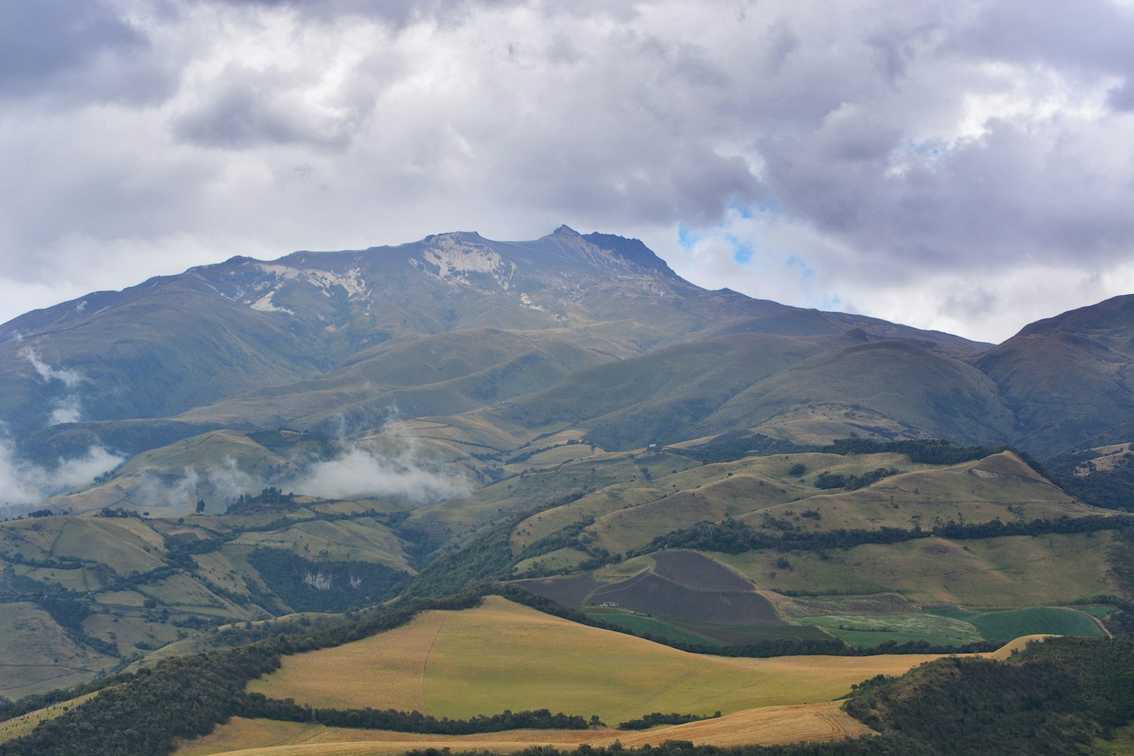 Nikon D5200 + Nikon AF-S DX Nikkor 55-200mm F4-5.6G VR sample photo. Green mountain under cloudy photography