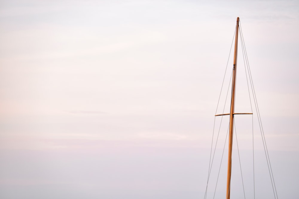 poste de vela de barco durante el día