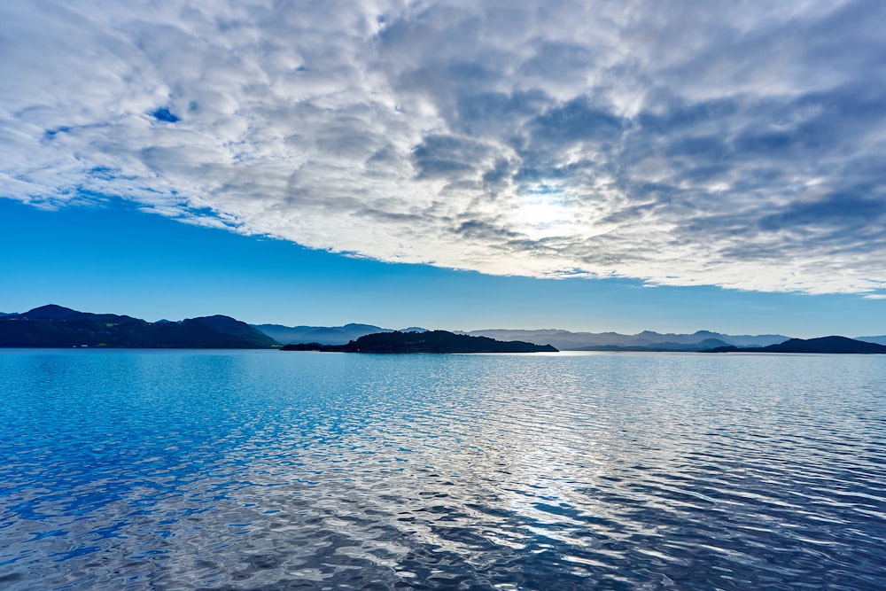 specchio d'acqua durante il giorno