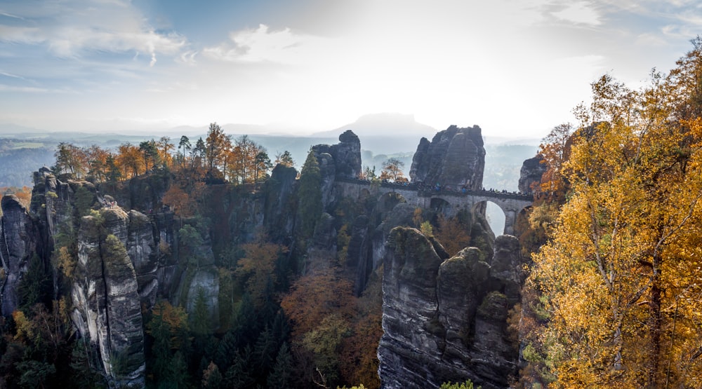 Braune Rocky Mountains unter bewölktem Himmel