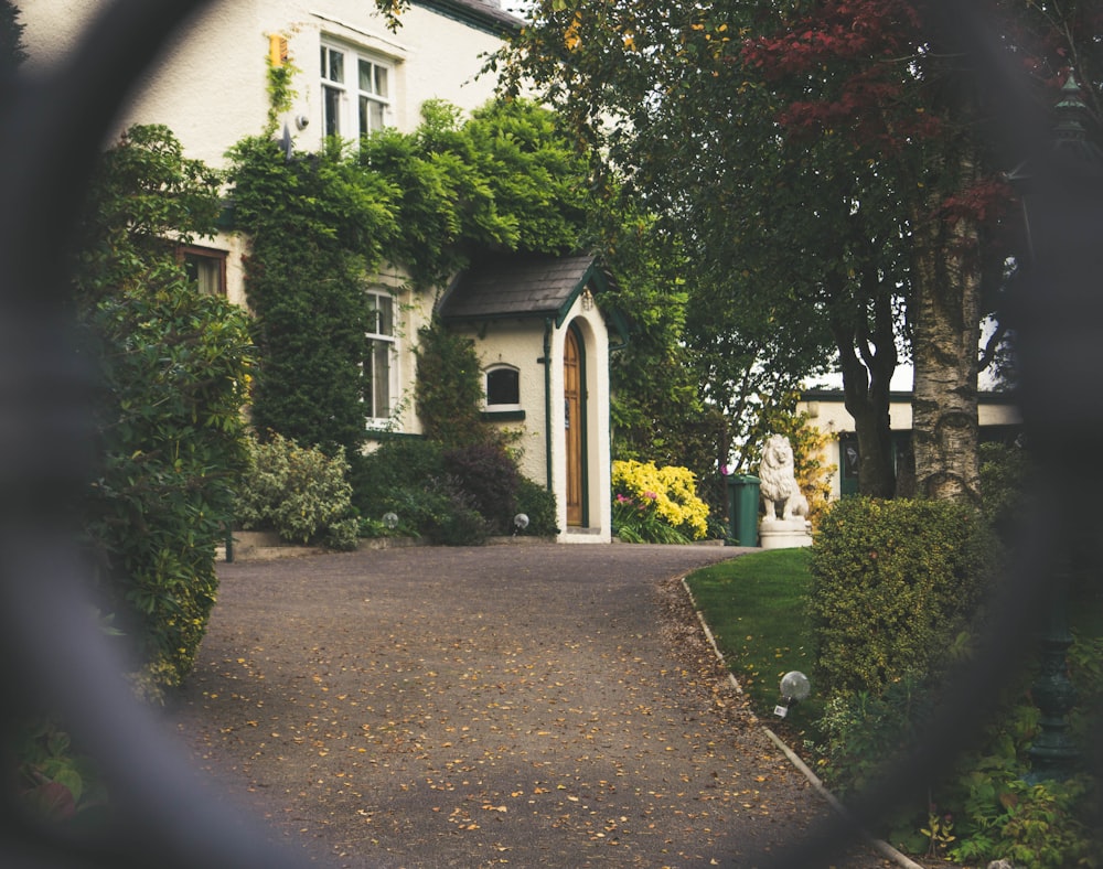 Photographie minimaliste de la maison prise devant la clôture de la chaîne