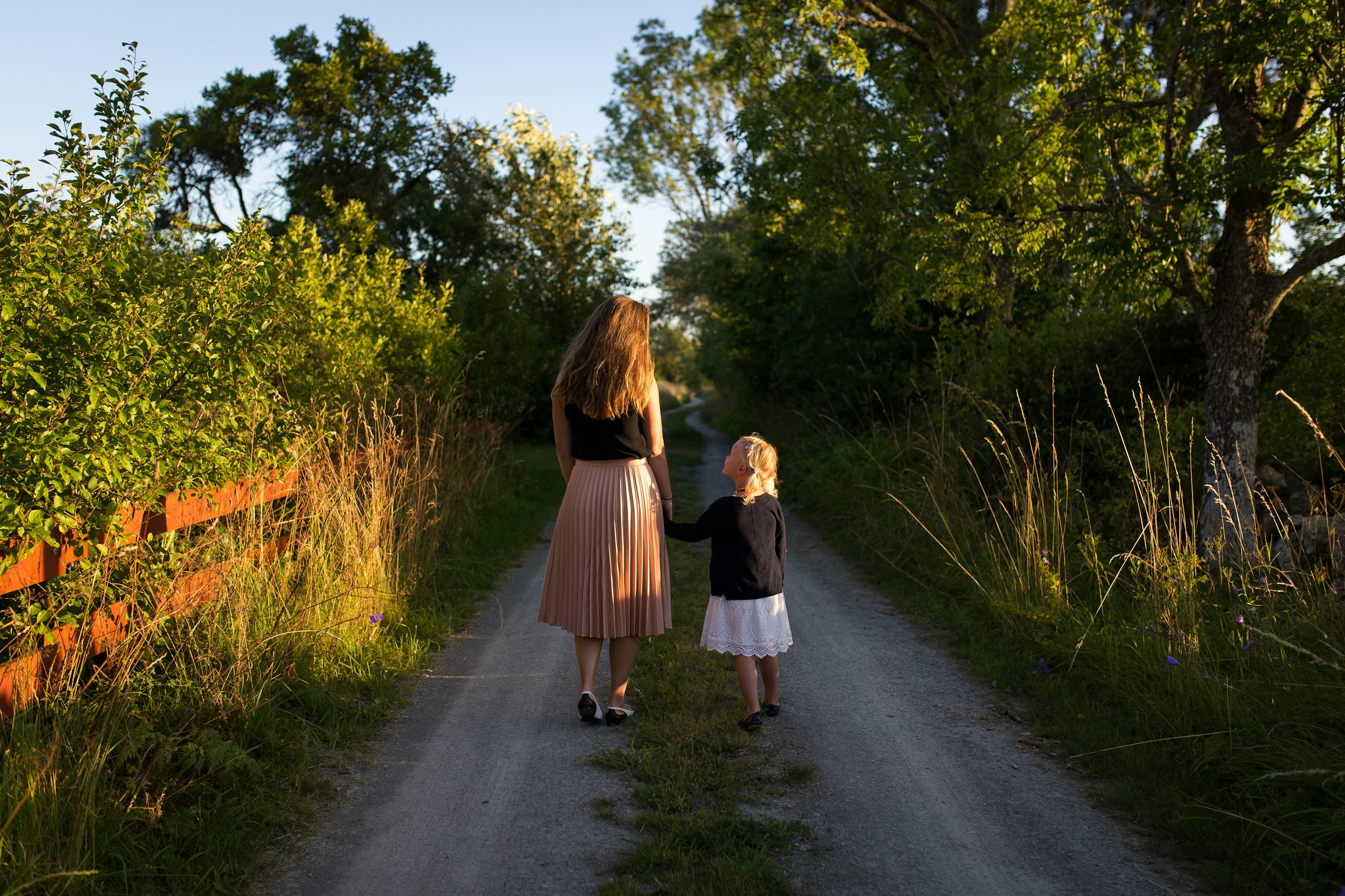 Мама веди меня в детство. Девочка на тропинке. Дети на прогулке. Мама с ребенком идут. Мама с дочкой гуляют.