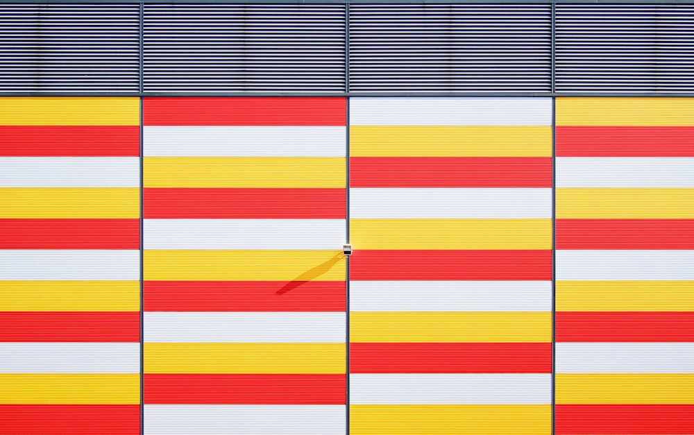 weiße, rote und gelb gestreifte Balken
