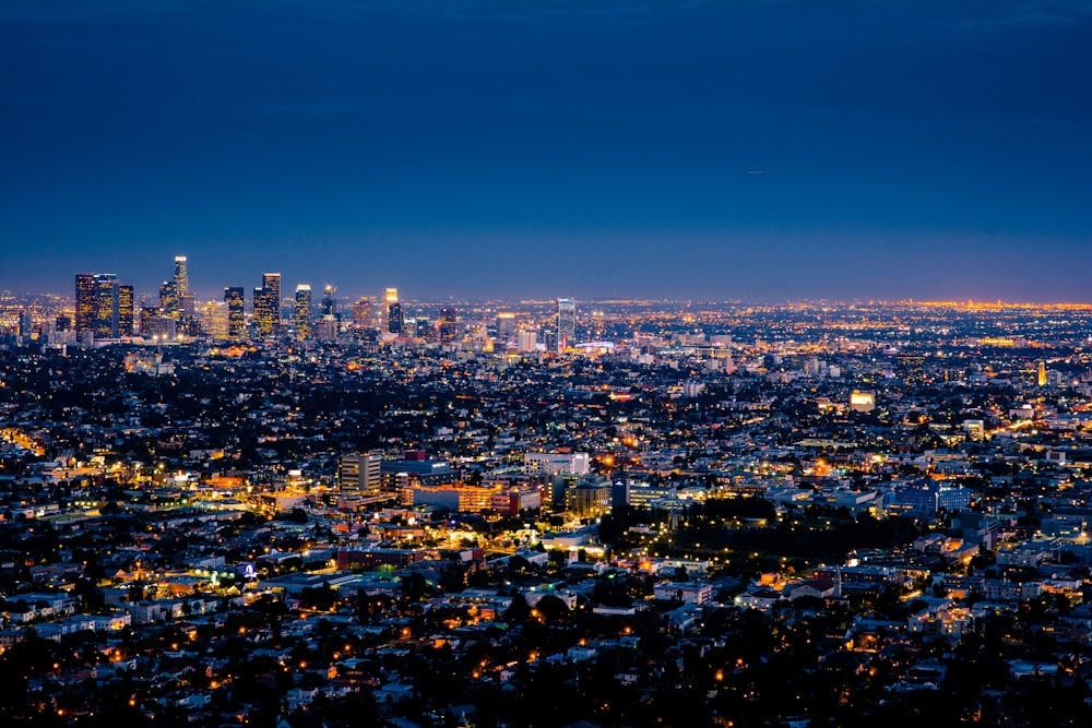 Fotografía aérea de paisajes urbanos por la noche